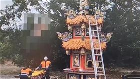 花蓮工人跌落宮廟金爐塔。（圖／翻攝畫面）