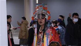 歌迷扮成「天后媽祖」朝聖張惠妹演唱會。（圖／記者鄭孟晃攝）