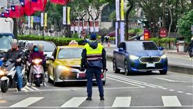 新北耶誕馬拉松接力賽,管制區,騎士,撞警,壓制