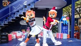 ▲統一獅吉祥物萊恩、盈盈裝扮成聖誕老公公。（圖／統一獅提供）