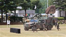 韓版「坦克人」畫面瘋傳！戒嚴靠肉身擋悍馬車　李在明也轉發：協尋英雄。韓國陸軍臉書