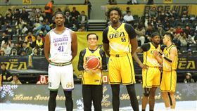 海巡署署長張忠龍擔任中信特攻開球嘉賓。（圖／海巡署提供）