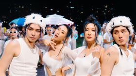 中國娃娃出道25年來，第一次穿泳裝拍MV，就獻給展榮展瑞（照片依左至右為：展瑞、貝兒、娃娃及展榮）。（圖／星展娛樂工作室提供）