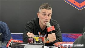 桃園璞園領航猿總教練卡米諾斯（Iurgi Caminos）賽後出席記者會聲援林書豪、新北國王主帥萊恩（）。（圖／記者蔡厚瑄攝影）