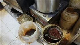火鍋店內的可疑塑膠桶，就是回收「口水油」的器具。（圖／翻攝微博）