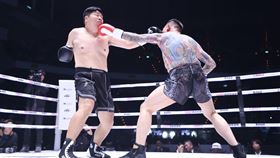 統神（左）對決蹦闆（右），賽後遭到黑衣人攻擊。（圖／記者鄭孟晃攝影）