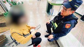 台南女遭投資詐騙  連2天欲解除百萬定存被攔阻台南市63歲蕭姓女子遭投資詐騙，17日、18日連2天分別到銀行欲解除百萬定存匯款，幸銀行行員報警及時攔阻。（台南市警局提供）中央社記者張榮祥台南傳真  113年12月19日