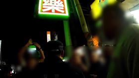 汐止知名KTV險爆發衝突 警快打部隊及時趕到阻糾紛。（圖／翻攝畫面）