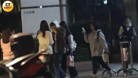 畢書盡遭惡意抹黑人氣不減　粉絲深夜苦等下班路