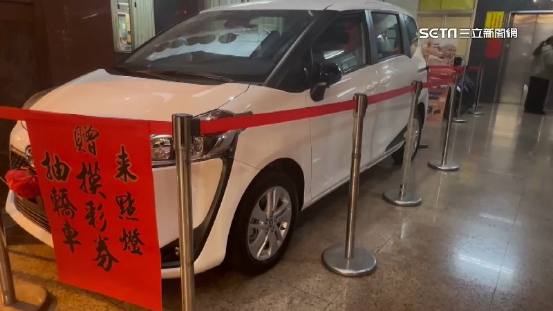 廟宇點燈送汽車　安太歲超大看板做廣告