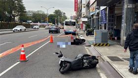 台中，2機車對撞倒地，公車閃避不及，輾斃男騎士，大里，(圖／翻攝畫面)