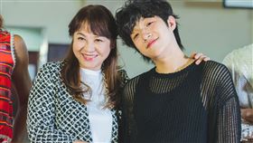 楊潔玫（左）與劇中兒子和解（圖／小公視提供）