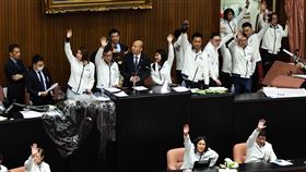 國民黨、民眾黨聯手提案通過　立院延長開會立法院會20日處理選罷法、憲法訴訟法修法等案。民眾黨立法院黨團、國民黨立法院黨團下午5時提案延長開會時間，到晚間12時再行休息，經舉手表決，藍白挾人數優勢勝出。中央社記者翁睿坤攝　113年12月20日