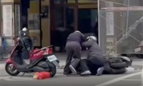 台中2名逾70歲老伯扭打在地！路人急勸架