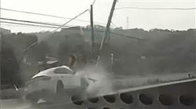 22歲男甩尾失控！360萬奧迪自撞「鏟斷電線桿」