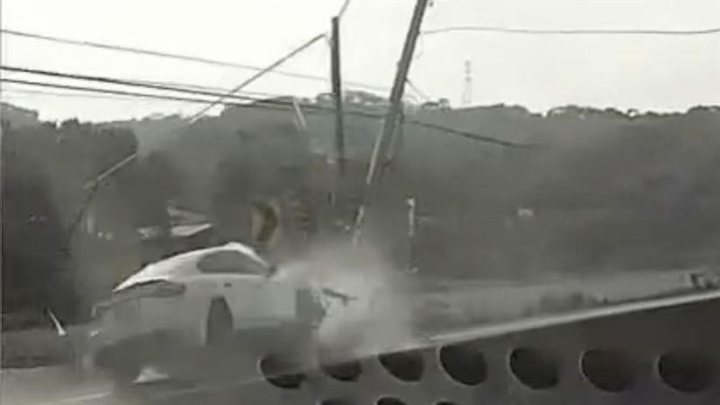 22歲男甩尾失控！360萬奧迪鏟斷電線桿