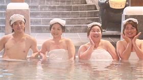 嚴藝文（右）驚見林哲熹（左）裸上身共浴 害羞大喊：不要鬧了！（圖／桂田文化藝術基金會、桂田文創提供）