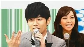 周杰倫（左）對當年張惠妹退歌的事耿耿於懷（圖／翻攝MR.J頻道的YT）