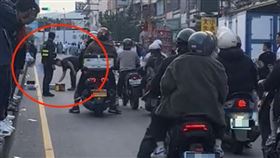 霧峰某宮廟「鞭炮擺滿道路」警霸氣出手了