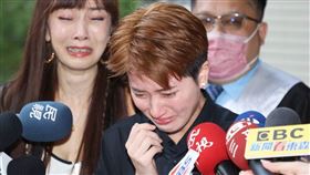 ▲鄭靚歆在母親胡文英陪同下出庭，對知名整復師「亞當老師」提告過失傷害，控訴接受整復卻讓她骨折。（圖／記者邱榮吉攝）