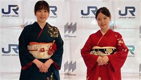 JR東日本大飯店台北1月1日元旦新年，安排酒店員工身著傳統和服，在飯店一樓大廳迎接賓客，以濃濃的日式文化魅力為新年的美好開端增添儀式感。（圖／飯店旅宿業者提供）