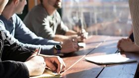 一名網友表示，每次跟科技業的人聊天，最後都會談到錢，讓他感嘆「人生只剩下工作跟錢，簡直是廢到笑！」（示意圖／Pixabay）