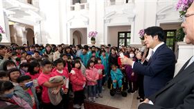 總統賴清德今（23）日邀請萬里國中小師生參觀總統府，並在敞廳合影。(圖/總統府提供)