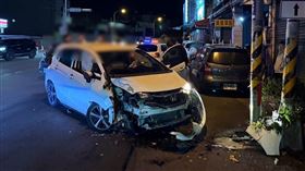 苗栗3車「路上追逐」追撞！毒品全掉出來