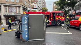 台中小貨車「閃避機車」猛煞側翻躺路中 有碼