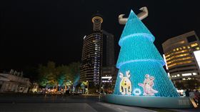 台中耶誕嘉年華  毛怪耶誕樹吸睛2024台中耶誕嘉年華以迪士尼皮克斯動畫電影「怪獸電力公司」為主題，在舊台中火車站前廣場布置16公尺高的毛怪造型耶誕樹，即日起展出到114年1月1日。（台中市政府提供）中央社記者郝雪卿傳真  113年12月17日