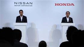 日產汽車總裁內田誠（左）、本田汽車執行長三部敏宏。（圖／達志／美聯社）
