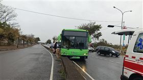 公車,煞車失靈,自撞,車禍,分隔島,台中（圖／翻攝畫面）