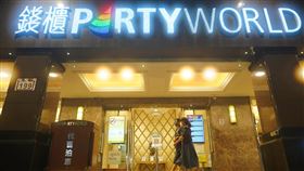 北市府核准 KTV即起可營業（1）台北市政府6日宣布KTV等娛樂場所可復業，經商業處派員前往現場執行審查防疫作業後，認定業者皆符合規定，包含好樂迪、錢櫃等KTV業者共20家，即刻起可對外營業。中央社記者孫仲達攝  110年10月6日