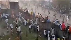 ▲伊巴丹某中學現場因爆發踩踏事件變得一陣混亂。（圖／CTWANT提供）