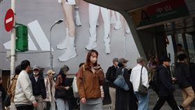 10月失業率降至3.4%（1）行政院主計總處22日公布10月失業率為3.4%，較9月下降；10月失業人數為40.8萬人，較9月減少4000人。圖為台北捷運中山站午後逛街人潮。中央社記者趙世勳攝  113年11月22日