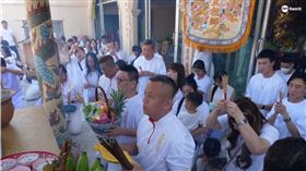 第二代白龍王率逾百新馬善信回泰國祖廟參拜並作出捐獻。