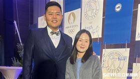 台灣射擊好手楊昆弼（左）與新婚韓籍妻子（右）一同出席王楊嬌體育賽事創紀錄獎頒獎典禮。