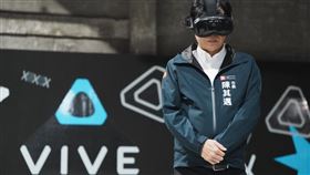 高雄市長陳其邁體驗「聖家堂：永恆高第VR展」。（圖／宏達電提供）