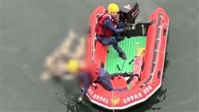 今(23)日上午愛河漂浮一具女屍，由消防員搭救生筏拉起，整個過程被民眾目睹。（圖／翻攝自PTT）