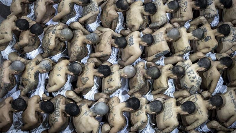 「最恐怖監獄」關4萬殺人犯！獄警全蒙臉
