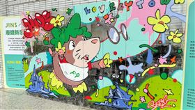 ▲JINS特別將故事塗鴉牆捐贈給花蓮新城國小。（圖／鍾釗榛）