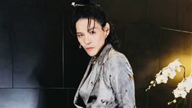 向佐日前盛裝出席活動。（圖／翻攝自微博）