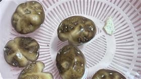 一位網友買到上面有白點的香菇，疑惑其是否可以吃？（圖／翻攝自家常菜臉