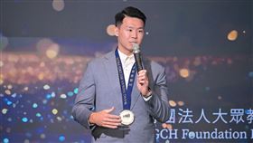 體操「亞洲貓王」唐嘉鴻上台領取王楊嬌體育賽事創紀錄獎。（圖／主辦單位提供）