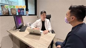 診所主治醫師王德生為病患解說適當的治療安排。
