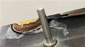 近日有網友在社交媒體上發文，曝光有疑似山姆代購在廁所分裝蛋糕。（圖／翻攝自瀟湘晨報）