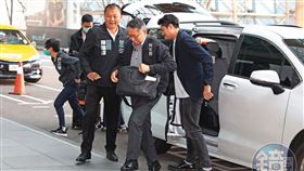 柯與沈快閃新加坡！橘子巧回台ATM存現金