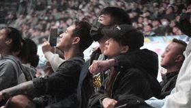 當壓軸賽的統神與蹦闆上場全場屏氣凝神關注比賽，王齊麟勾住陳詩媛的脖子緊盯著擂台，十分投入。（圖／本刊攝影組）