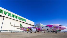 長榮航空明(2025)年1月22日至2月28日，將以Hello Kitty「粉萌機」飛航高雄-香港航線，機身塗裝除了有粉絲們最愛的粉紅色，客艙內的頭墊紙、餐具、杯墊、濕紙巾…等備品也搭配許多可愛的三麗鷗元素。（圖／長榮航空提供）