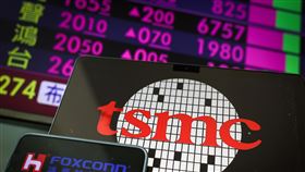 台積電、鴻海衝鋒  台股躍上23100點（2）美股回神，激勵台股23日開高走高，在台積電、鴻海等領軍衝鋒下，指數大漲逾590點，躍上23100點。中央社記者王騰毅攝  113年12月23日